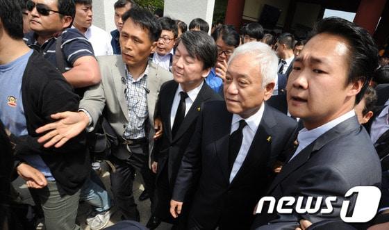 본문 이미지 - 새정치민주연합 안철수, 김한길 대표가 17일 광주광역시 북구 운정동 국립 5.18민주묘지에 입장하고 있다.일부 시민들이 &#39;광주시장 낙하산 공천반대&#39; 목소리를 외치자 두 대표 주위를 당원들이 둘러싸고 있다. 2014.5.17/뉴스1  © News1   김태성 기자