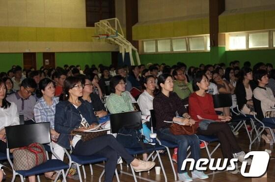본문 이미지 - 사진은 17일 열린 고려대학교 입학설명회에 참석한 학부모등이 대학전형을 듣고있다.© News1  