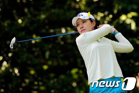 본문 이미지 - 박희영(27·하나금융그룹)이 18일(한국시간) 미국 버지니아주 윌리엄스버그의 킹스밀 리조트 리버코스(파71·6379야드)에서 벌어진 미국여자프로골프(LPGA) 투어 킹스밀 챔피언십(총상금 130만달러) 3라운드에서 샷을 날리고 있다.© AFP=News1  