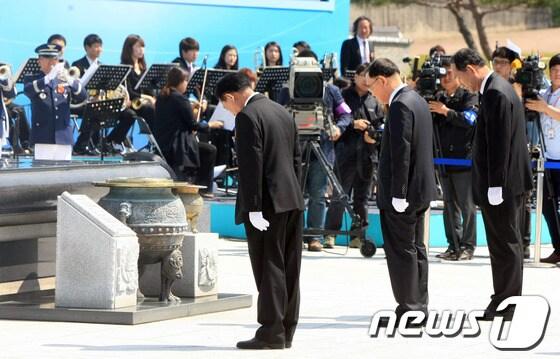 본문 이미지 - 정홍원 국무총리가 18일 오전 광주 북구 운정동 국립 5·18민주묘지에서 거행된 제34주년 5·18광주민주화운동 기념식에서 헌화 후 묵념하고 있다.올해 기념식은 ‘임을 위한 행진곡’ 제창 순서가 빠진 데 반발한 관련 단체들 대부분이 참여하지 않아 간소하게 치러졌다. 2014.5.18  © News1   송대웅 기자