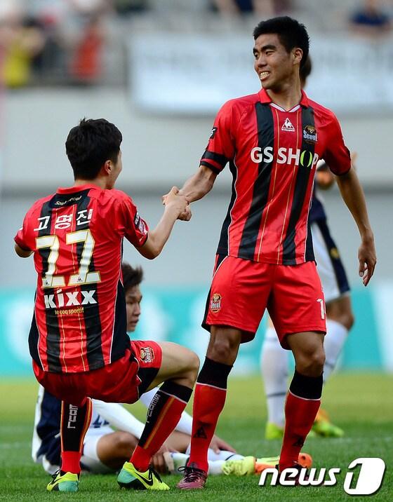 본문 이미지 - 18일 오후 마포구 상암동 서울월드컵경기장에서 열린 현대오일뱅크 2014 K리그 클래식 FC서울과 성남의 경기에서 1:0으로 승리한 FC서울의 박희성(오른쪽)이 고명진을 일으켜 세우고 있다. 박희성은 이날 멋진 시저스 킥으로 결승골의 주인공이 됐다. 2014.5.18/뉴스1 © News1 박정호 기자