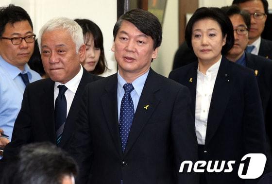 본문 이미지 - 안철수, 김한길 새정치민주연합 공동대표와 박영선 원내대표가 19일 오전 서울 여의도 국회에서 열린 세월호 참사 관련 상임위원장 및 간사 연석회의에 참석하고 있다. 2014.5.19/뉴스1 © News1 이광호 기자