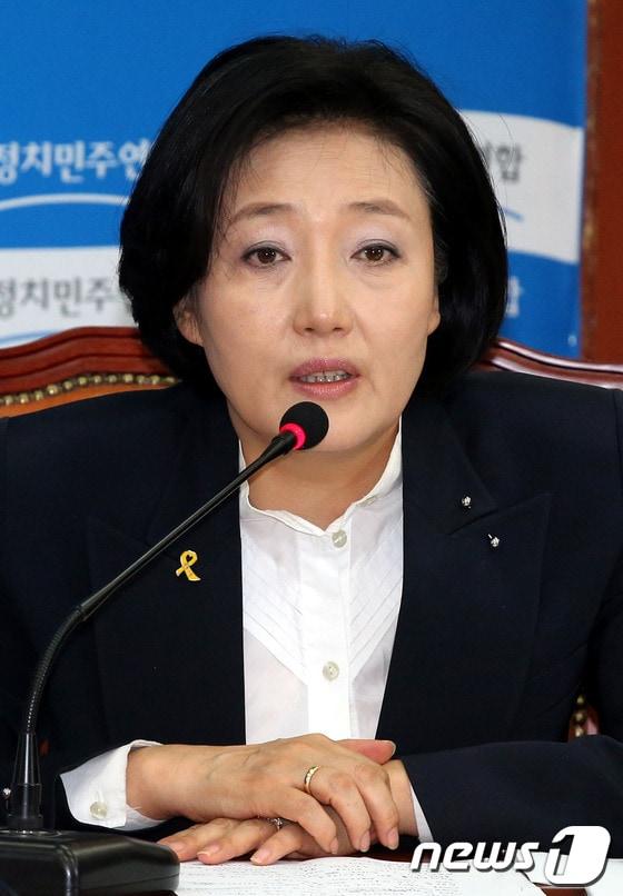 본문 이미지 - 박영선 새정치민주연합 원내대표가 19일 오전 서울 여의도 국회에서 열린 세월호 참사 관련 상임위원장 및 간사 연석회의에 참석해 발언하고 있다. 2014.5.19/뉴스1 © News1 이광호 기자