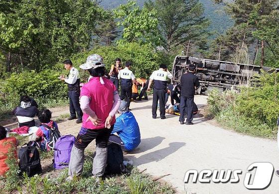 본문 이미지 - 19일 오전 7시 44분께 강원 평창군 평창읍 고길리 보건진료소 인근 임도에서 25인승 버스가 넘어져 경찰들이 운전자와 승객을 상대로 사고 경위를 조사하고 있다. 이 사고로 총 19명이 중·경상을 입어 병원으로 옮겨져 치료를 받고 있다.&#40;평창소방서 제공&#41; 2014.5.19/뉴스1 © News1   이예지 기자