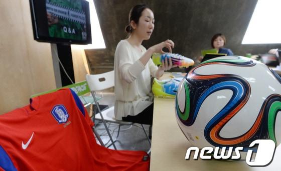 본문 이미지 - 김혜경 그린피스 선임 커뮤니케이션 담당이 19일 오전 서울 서교동 그린피스 서울사무소에서 월드컵 용품 환경호로몬 등 독성 화학물질 다량 검출 관련 기자간담회를 열고 있다. © News1 손형주 기자