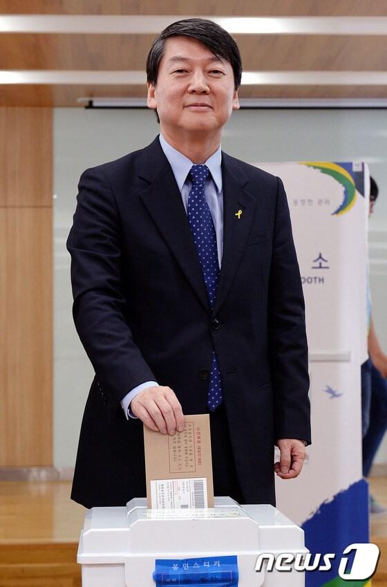 본문 이미지 - 안철수 새정치민주연합 공동대표가 19일 오후 사전투표 모의시험을 참관하기 위해 서울 영등포구 여의도동 주민센터를 방문해 사전투표를 시연하고 있다. 2014.5.19/뉴스1 © News1   박세연 기자