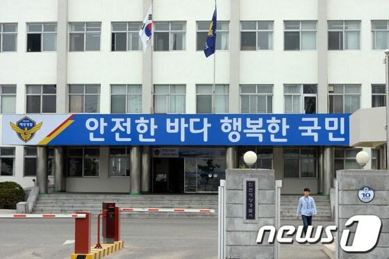 본문 이미지 - 박근혜 대통령이 세월호 대국민담화를 통해 해경을 해체하고 수사·정보 기능을 육상경찰(육경)에 위임하겠다고 밝힌 19일 오후 인천 중구 인천해양경찰서에 적막감이 흐르고 있다.박 대통령은 “해경의 세월호 구조업무는 사실상 실패한 것이다. 해경을 해체한다”면서 “앞으로 수사·정보 기능은 경찰청으로 넘기고 해양 구조·구난과 해양경비 분야는 신설하는 국가안전처로 이관한다”고 해경 해체를 발표했다. 2014.5.19/뉴스1 © News1   허경 기자