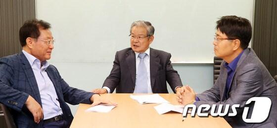 본문 이미지 - 노사갈등은 올해 경제계의 가장 큰 화두다.  통상임금과 근로시간 단축, 정년연장 등을 둘러싸고 노사가 한치의 양보없는 줄다리기를 할 것으로 보인다. 뉴스1은 창사 3주년을 맞아 이런 우리 노동계의 현실을 진단해보고 노사갈등의 해법은 없는 것인지 경제석학들의 좌담회를 통해 짚어봤다. 왼쪽부터 좌승희 KDI 국제정책대학원 교수, 권태신 한국경제연구원장, 조준모 성균관대 경제학 교수./뉴스1 © News1   송원영 기자