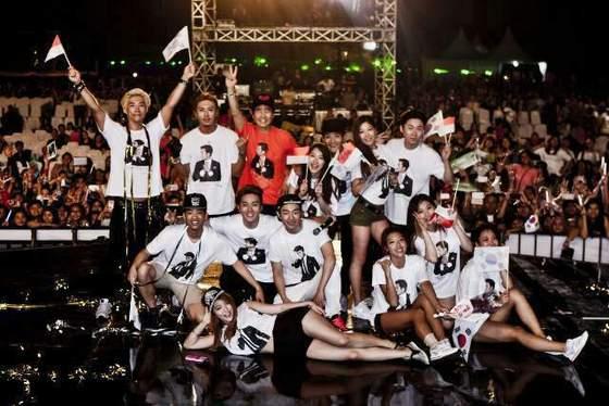 본문 이미지 - 가수 태진아, 이루, 에일리가 인도네시아 공연을 마치고 무대 위에서 포즈를 취하고 있다.© 이루엔터테인먼트 