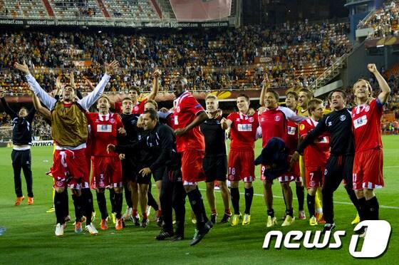 본문 이미지 - 세비야가 발렌시아와의 UEFA 유로파리그 4강 2차전에서 결승 진출을 확정지은 뒤 자축하고 있다. © AFP=News1  