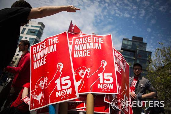 본문 이미지 - 1일&#40;현지시간&#41; 노동절을 맞아 최저임금 인상을 요구하고 있는 미국 시민들.© 로이터=뉴스1 