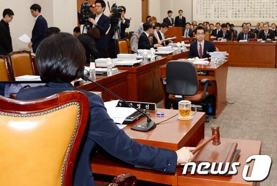 본문 이미지 - 박영선 법사위원장이 2일 오전 서울 여의도 국회에서 법제사법위원회 전체회의 개회를 선언하고 있다. 2014.5.2/뉴스1 © News1 박철중 기자