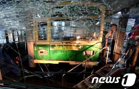 본문 이미지 - 지하철 2호선 상왕십리역에서 성수역 방면으로 향하던 전동차 2대가 추돌하는 사고가 발생한 2일 오후 사고 현장에 충돌로 분리된 열차를 반대편 열차 승객들이 바라보고 있다. © News1 박정호 기자