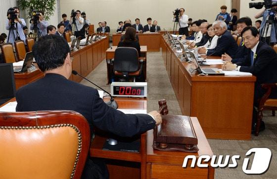 본문 이미지 - 오제세 국회 보건복지위원장이 2일 오후 서울 여의도 국회에서 열린 보건복지위원회 전체회의에서 '기초연금법 제정안'을 의결하고 있다. 2014.5.2/뉴스1 © News1 박철중 기자