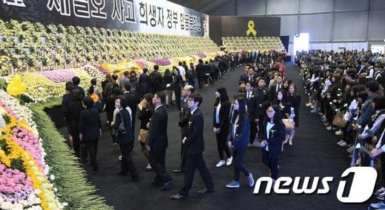 본문 이미지 - 2일 안산 단원구 화랑유원지에 마련된 세월호 사고 희생자 안산 정부 합동 분향소에는 조문객의 발길이 끊임없이 이어지고 있다. 2014.5.2/뉴스1  © News1   사진공동취재단