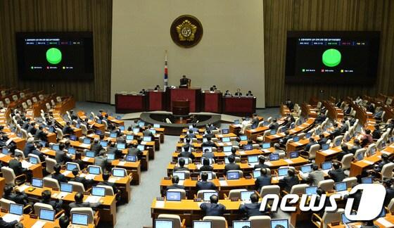 본문 이미지 - 2일 오후 서울 여의도 국회의사당에서 열린 324회 국회(임시회) 제2차 본회의에서 열리고 있다. 2014.5.2/뉴스1 © News1   박철중 기자