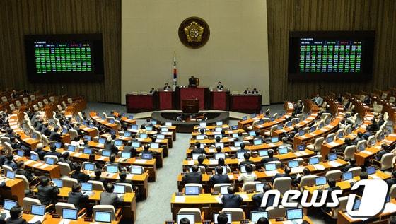 본문 이미지 - 2일 오후 서울 여의도 국회의사당에서 열린 324회 국회(임시회) 제2차 본회의. 2014.5.2/뉴스1 © News1   박철중 기자