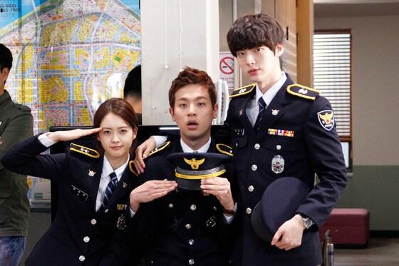 본문 이미지 - '너희들은 포위됐다' 배우들의 제복 사진이 20일 공개됐다. © HB엔터테인먼트 제공 