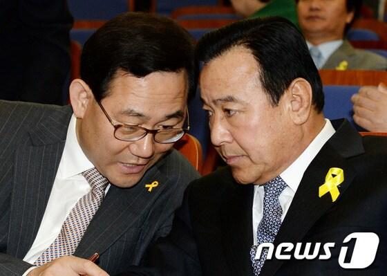 본문 이미지 - 이완구 새누리당 비대위원장(오른쪽)과 주호영 정책위의장 /뉴스1 © News1   박철중 기자