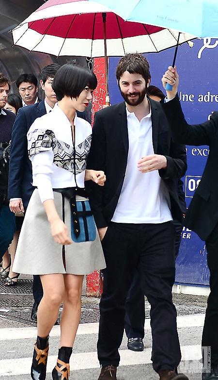 본문 이미지 - 제67회 칸 국제영화제에 참석한 배우 배두나(왼쪽)와 짐 스터게스(짐 스터게스 공식 팬사이트 제공). © News1   