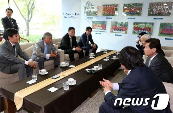 본문 이미지 - 대한축구협회&#40;정몽규 회장&#41;는 20일 오전 파주 NFC&#40;축구트레이닝센터&#41;에서 ‘축구대표팀 역대 감독 오찬 모임’을 가졌다. 과거 월드컵에서 한국 대표팀을 이끈 감독들과 정몽규 축구협회장이 환담을 나누고 있다.이번 모임은 다가오는 브라질 월드컵에서의 선전을 기원하며 제자이자 후배인 홍명보 감독을 응원하기 위한 자리다.2014.5.20/뉴스1 © News1   이동원 기자