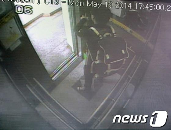 본문 이미지 - 지난해 5월 전 여자친구의 부모를 살해한 장모(25)씨가 엘리베이터에서 버튼을 누르는 모습이 CCTV에 찍혀있다. 배관수리공으로 위장한 장씨는 전 여자친구의 부모를 잔인하게 살해했다./2014.5.20/뉴스1 ⓒ News1