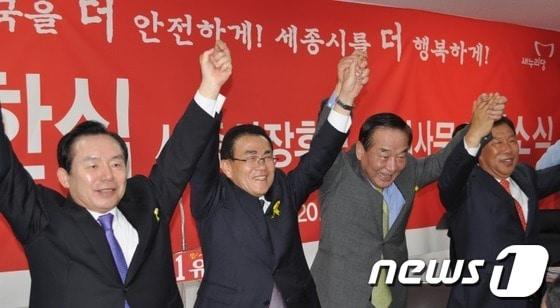 본문 이미지 - 새누리당 세종시장 유한식 후보의 선거사무소 개소식에 참석한 이인제선대위 공동대표,,유한식후보,서청원 선대위 공동대표,최민호  전건설청장이 함께 유  후보의 승리를 다짐했다.사진 2014.5.20 신현구© News1 