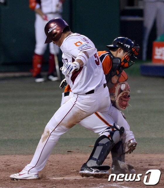 본문 이미지 - 20일 오후 서울 목동야구장에서 열린 2014 한국야쿠르트 세븐 프로야구 넥센히어로즈와 한화이글스 경기에서 넥센 4회말 공격 무사 1,3루 상황 박헌도의 희생플라이 때 3루주자 김민성이 홈을 쇄도하고 있다. 2014.5.20/뉴스1 © News1   이동원 기자
