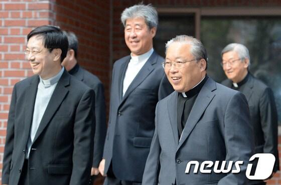 본문 이미지 - 서울대교구장 염수정 추기경이 21일 오전 개성공단을 방문하기 위해 서울 명동성당을 나서고 있다. 한국 천주교 최고위직 성직자인 추기경이 북한을 방문하는 것은 이번이 처음이다. 2014.5.21/뉴스1 © News1 손형주 기자