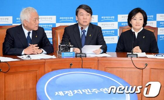 본문 이미지 - &#40;사진 왼쪽부터&#41;새정치민주연합의 김한길·안철수 공동대표, 박영선 원내대표는 21일 여의도 국회에서 열린 전국 시도당위원장 연석회의에 참석했다. 2014.5.21/뉴스1 © News1   박세연 기자