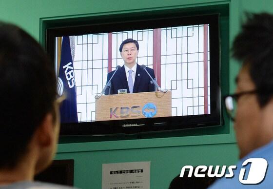 본문 이미지 - 길환영 KBS 사장이 21일 오전 서울 여의도 KBS에서 사내방송을 통해 특별담화를 발표하는 동안 노조원들이 이를 지켜보고 있다.길 사장은 특별담화를 통해 사퇴 거부 의사를 공식적으로 밝혔다. 2014.5.21/뉴스1 © News1   박철중 기자