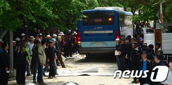 본문 이미지 - 검.경이 유병언 전 세모그룹 회장에 대한 구인장 집행에 돌입한 21일 오후 경기 안성시 보개면 금수원으로 법무부 호송차량이 들어가고 있다. © News1 허경 기자