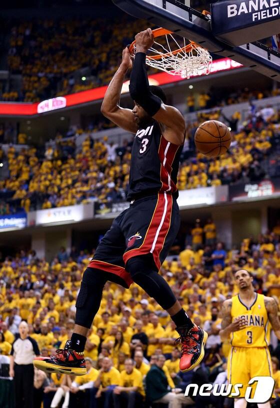 본문 이미지 - 마이애미 히트 드웨인 웨이드가 21일&#40;한국시간&#41; 미국 인디애나주 뱅커스 라이프 필드하우스에서 열린 2013-2014 NBA 동부콘퍼런스 결승&#40;7전4승제&#41; 2차전 원정경기에서 덩크슛을 성공시키고 있다.© AFP=News1  