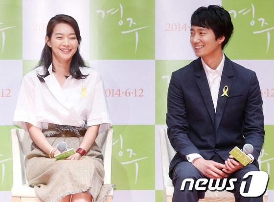 본문 이미지 - 배우 신민아와 박해일이 21일 오전 서울 광진구 롯데시네마 건대입구점에서 열린 영화 '경주' 제작보고회에 참석하고 있다. © News1   