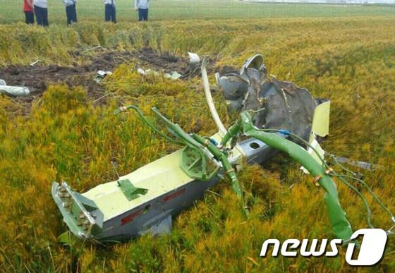 본문 이미지 - 21일 오전 11시12분께 전북 김제시 진봉면 진봉초등학교 인근 논에 추락한 전투기 기름통 잔해./사진제공=전북지방경찰청 © News1 박효익 기자