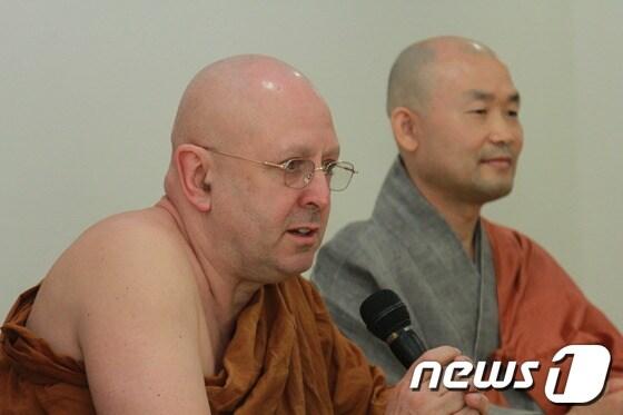 본문 이미지 - 아잔 브람 스님(왼쪽)이 21일 한국불교역사문화기념관에서 기자간담회를 갖고 '명상'에 대해 설명하고 있다.사진 오른쪽은 각산 스님.(조계종 제공)© News1 