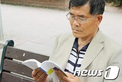 본문 이미지 - 시집 ‘먼 훗날’의 저자 한정민씨© News1 