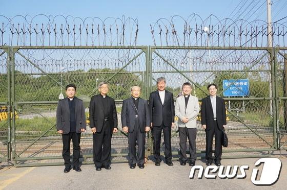 본문 이미지 - 천주교 서울대교구장 염수정 추기경을 비롯한 사제단이 21일 개성공단 방문에 앞서 기념촬영을 하고 있다. 사진 오른쪽부터 허영엽 신부(서울대교구 홍보국장), 정세덕 신부(서울대교구 민족화해위원회 본부장), 임병헌 신부(서울대교구 사무처장), 염수정 추기경(서울대교구장 겸 평양교구장 서리), 황인국 몬시뇰(평양교구장 서리 대리), 김훈일(서울대교구 민족화해위원회 정책실장). (서울대교구 제공) 2014.5.21/뉴스1 © News1 (서울=뉴스1)