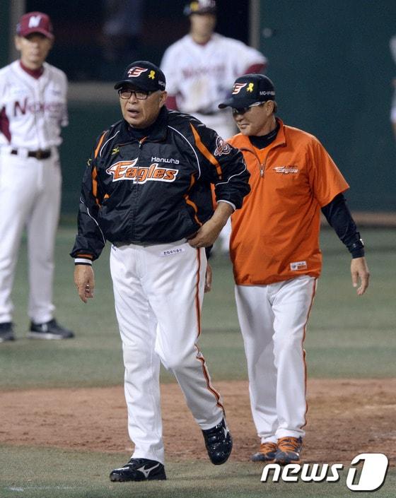 본문 이미지 - 21일 오후 서울 목동야구장에서 열린 2014 한국야쿠르트 세븐 프로야구 넥센히어로즈와 한화이글스 경기에서 넥센 6회말 2사 2루 상황 넥센 윤석민의 3루 선상의 타구 때 김준희 3루심이 안타를 선언하자 이에 항의하던 김응용 감독이 선수들을 향해 그라운드 철수를 지시하고 있다.2014.5.21/뉴스1 © News1 이동원 기자