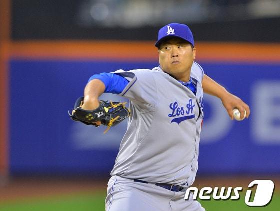 본문 이미지 - &#39;돌아온 닥터 K&#39; 류현진&#40;27·LA 다저스&#41;이 22일 오전 8시 10분&#40;이하 한국시간&#41; 미국 뉴욕 플러싱의 시티필드에서 열린 메이저리그 뉴욕 메츠와 원정 경기에 선발 등판해 힘차게 공을 뿌리고 있다. 류현진은 1-0으로 앞선 4회까지 삼진 8개를 잡아내며 &#39;K&#39; 행진을 이어가고 있다. 류현진은 2014시즌 7경기에 선발 등판해 3승2패와 평균자책점 3.00을 기록했다. 류현진은 지난달 27일 콜로라도 로키스전에서 5이닝 9피안타 6실점&#40;5자책점&#41;으로 패전투수가 됐다. 이후 류현진은 왼쪽 어깨 통증으로 미국 진출 이후 처음으로 부상자 명단에 포함됐다. © News1   권현진 특파원