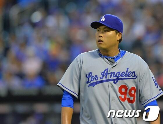 본문 이미지 - 류현진이 23일 샌디에이고 전에 선발 등판해 2이닝 연속 삼자범퇴를 기록했다. /뉴스1 DB