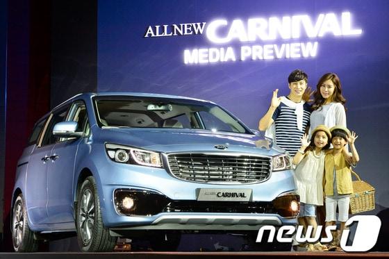 본문 이미지 - 오는 6월 출시 예정인 기아자동차의 3세대 '올 뉴 카니발'이 22일 오전 서울 광진구 W호텔에서 공개된 가운데 가족 모델들이 포즈를 취하고 있다.올 뉴 카니발은 이전 모델에 비해 더욱 세련되고 볼륨감 있는 스타일의 디자인으로 재탄생했으며, 세계 최초로 4열 팝업 싱킹 시트를 적용하고 보조 시트 개선 등을 통해 실용적인 디자인까지 갖췄다. 2014.5.22/뉴스1 © News1   송은석 기자