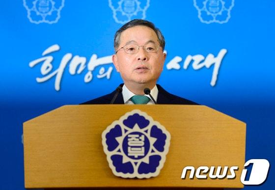 본문 이미지 - 안대희 국무총리 후보자가 22일 오후 서울 종로구 정부서울청사 합동프리핑실에서 후보자 지명 소감을 발표하고 있다. 2014.5.22/뉴스1 © News1 박지혜 기자