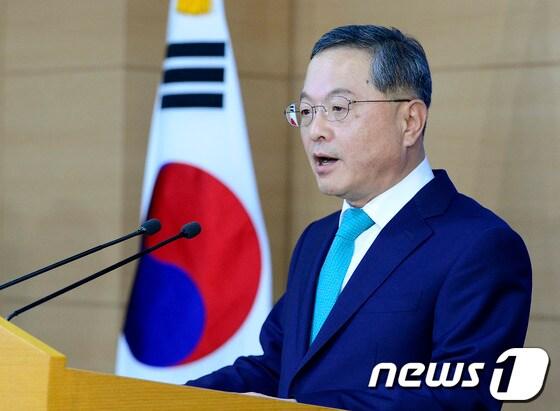 본문 이미지 - 안대희 국무총리 후보자가 22일 오후 서울 종로구 정부서울청사 합동브리핑실에서 후보자 지명 소감을 발표하고 있다. 안 내정자는 이 자리에서 