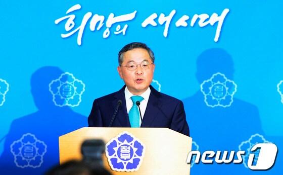 본문 이미지 - 안대희 국무총리 후보자가 22일 오후 서울 종로구 정부서울청사 브리핑실에서 후보자 지명 소감을 발표하고 있다. 2014.5.22/뉴스1 © News1 박지혜 기자