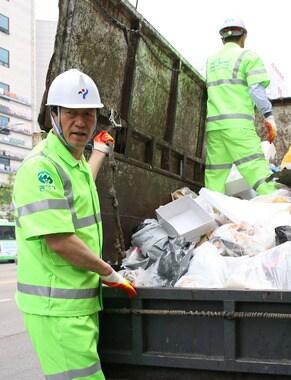본문 이미지 - 정몽준 새누리당 서울시장 후보가 23일 오전 서울 관악구 관악프라자 인근 도로에서 환경미화원 차량을 타고 이동하고 있다. 2014.5.23/뉴스1 © News1 송원영 기자