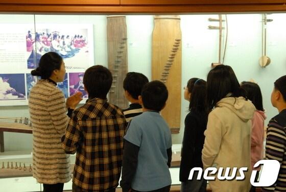 본문 이미지 - 학생들이 국악박물관을 견학하고 있다.(국립국악원 제공)© News1 