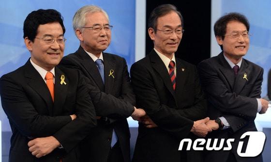 본문 이미지 - 23일 서울 KBS에서 열린 서울시교육감 후보 합동 TV토론회에 앞서 고승덕(왼쪽부터), 문용린, 이상면, 조희연 후보가 손을 맞잡고 있다. / 뉴스1 © News1 손형주 기자