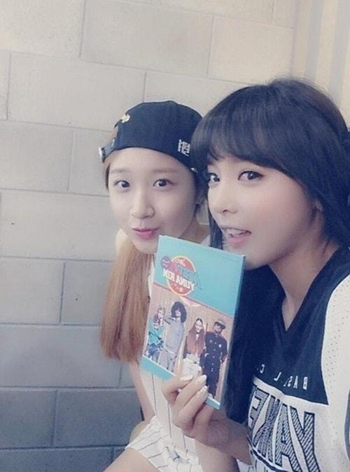 본문 이미지 - 홍진영이 데뷔를 앞둔 유나킴과 함께한 사진을 공개했다. © 홍진영 트위터 