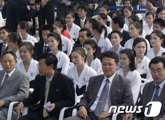 본문 이미지 - 지난 2005년 인천에서 개최된 제16회 아시아육상경기대회에 인천을 찾은 &#39;미녀응원단&#39;. 세번째줄 오른쪽은 북한 김정은 노동당 제1비서의 부인 이설주.&#40;인천시 제공&#41; 2014.5.23/뉴스1  © News1   강남주 기자